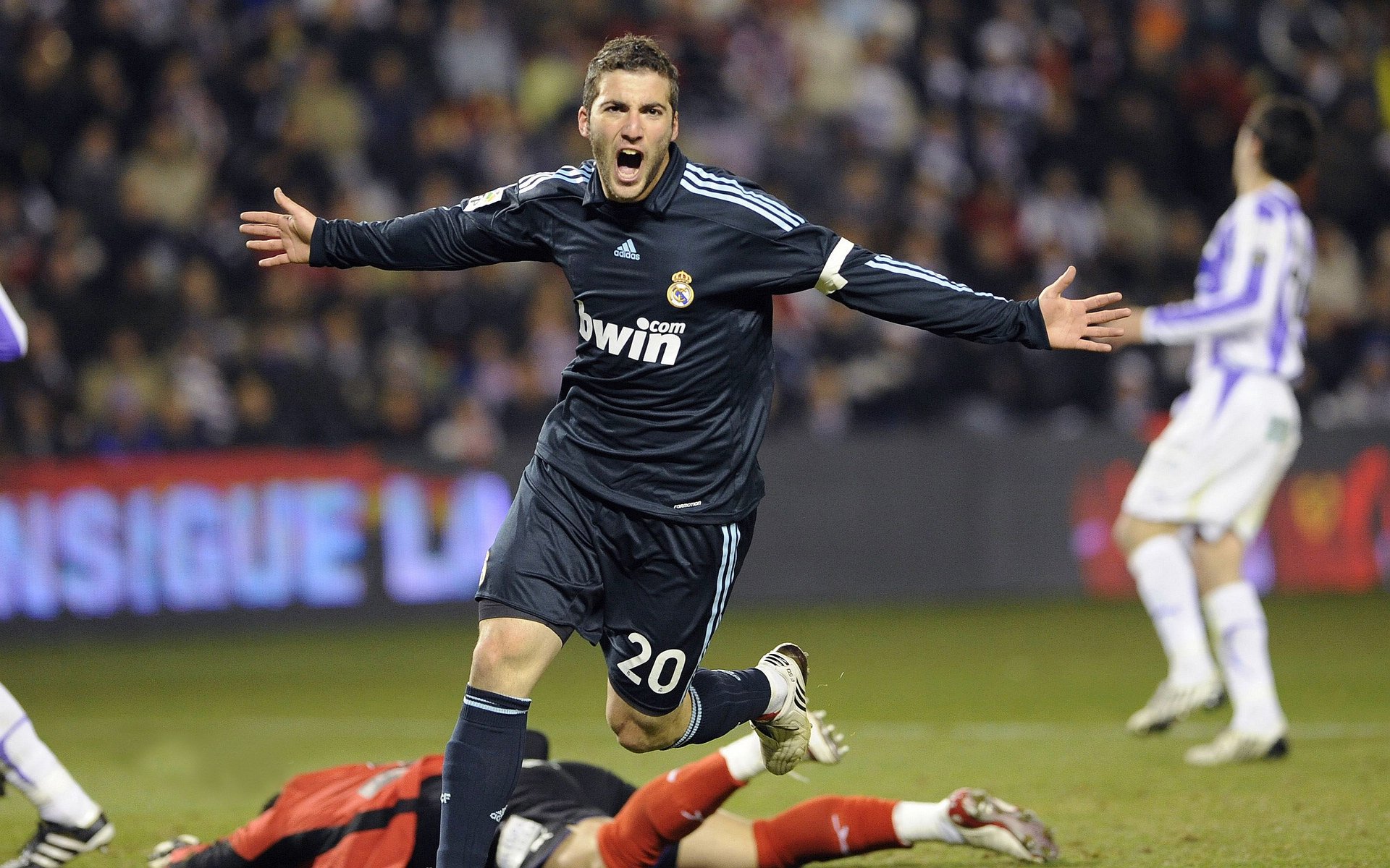 开云体育入口-乔治神兵天降，雄鹿铁蹄踏碎马刺，一场进攻艺术的绝对压制